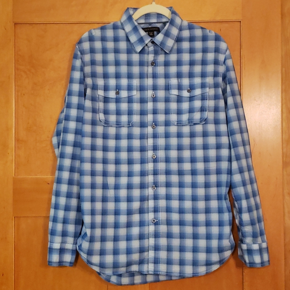 5/$25Banana Republic Light-weight Button Down